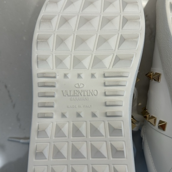 Authentic and never worn Valentino Rockstud sneakers in white leather. - Picture 12 of 13